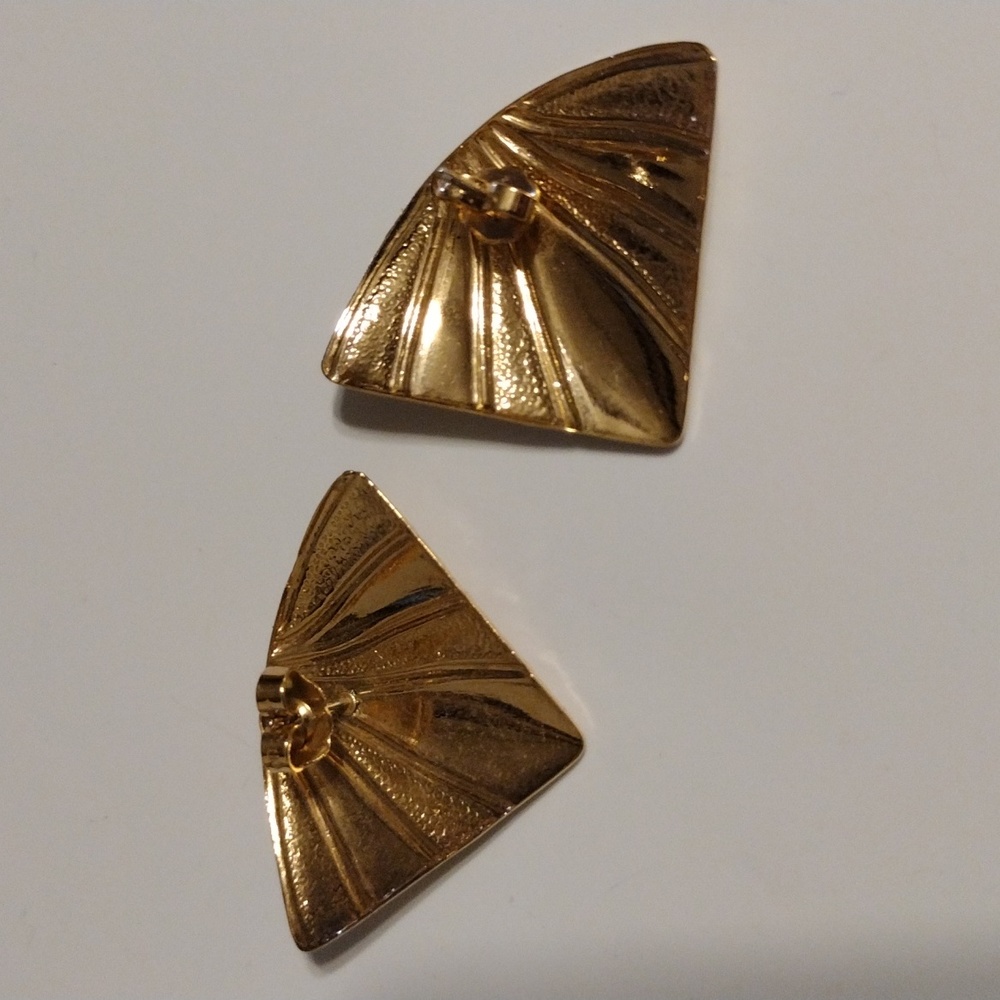 Vintage signed Avon pierced earrings 1986 golden rays textured fan. - Picture 4 of 4